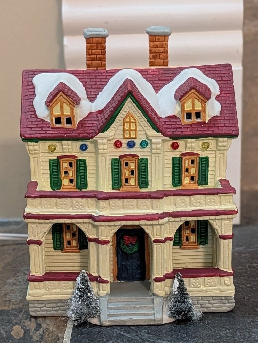 Noma Dickensville Vintage Lighted Porcelain Family House